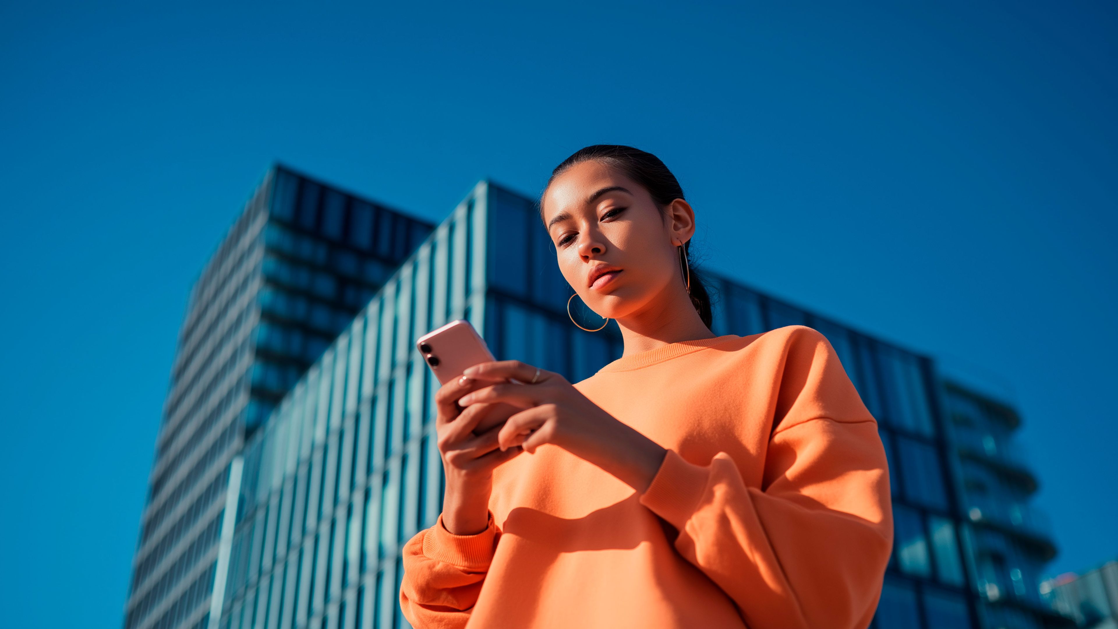 Person hält ihr Smartphone und überprüft die SEAT CONNECT Funktion.