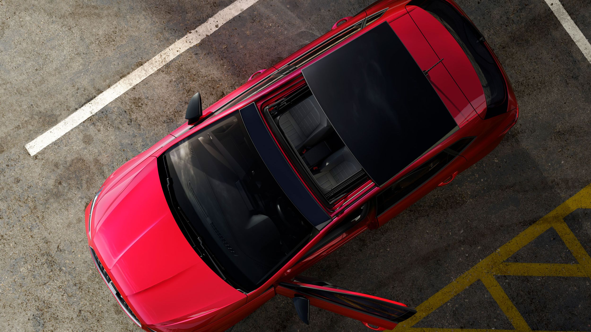 Ansicht von oben auf einen roten SEAT Ibiza mit geöffnetem Schiebedach.