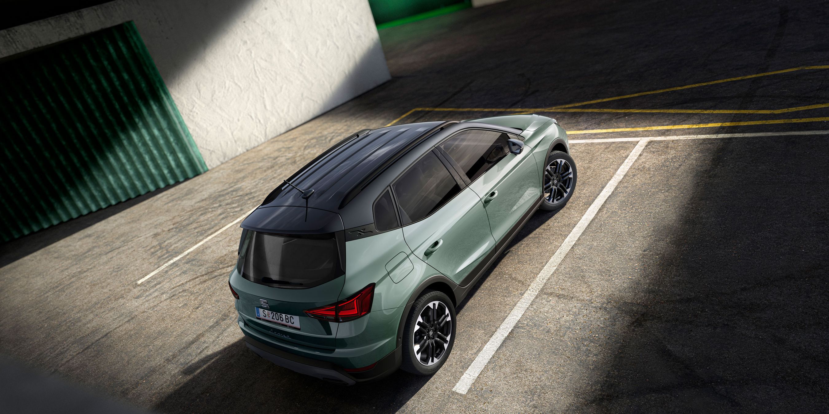 Heck-Seitenansicht des SEAT Arona, die sein makelloses Design als kompakter Crossover-SUV zeigt